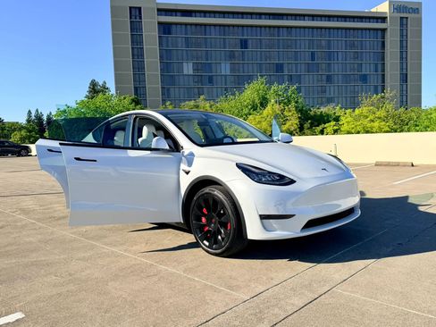 Used 2022 Tesla Model Y Long Range image 29