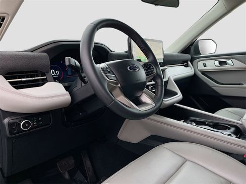 Used 2025 Ford Explorer Active w/ Active Comfort Package image 9