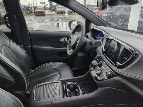 Used 2025 Chrysler Pacifica Limited image 7