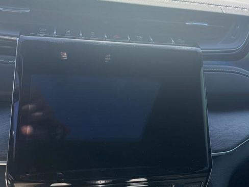 Used 2022 Jeep Grand Cherokee Overland w/ Luxury Tech Group IV image 3