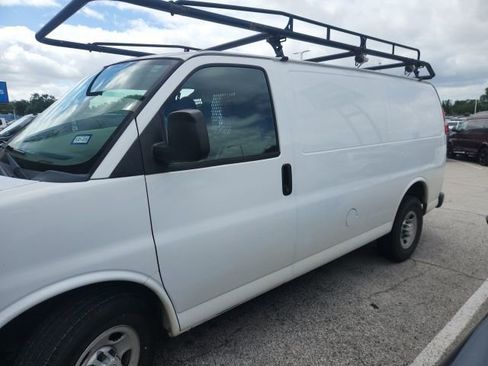 Used 2015 Chevrolet Express 2500 RWD image 2