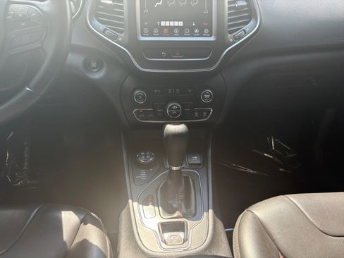 Used 2019 Jeep Cherokee Trailhawk image 4