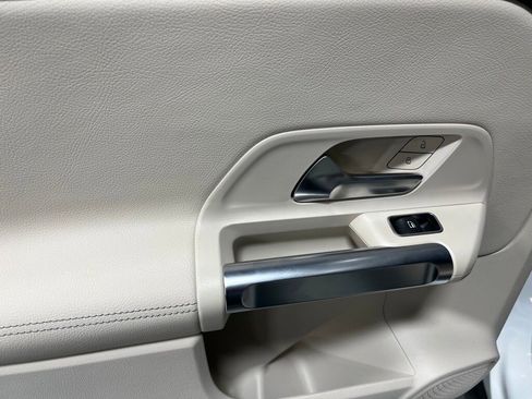 Used 2025 Mercedes-Benz GLB 250 4MATIC image 24