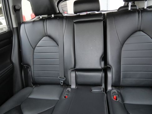 Used 2022 Toyota Highlander XLE image 14