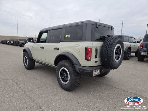 New 2025 Ford Bronco Badlands image 3