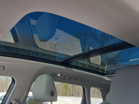 Certified 2023 Volkswagen Taos SE w/ Panoramic Sunroof Package image 8