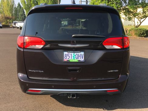Used 2017 Chrysler Pacifica Limited FWD image 5