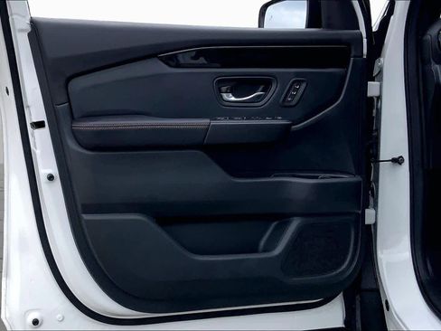 Used 2025 Honda Pilot TrailSport image 21