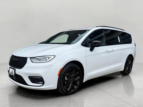Used 2025 Chrysler Pacifica Limited FWD image 6