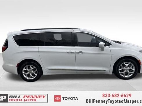 Used 2017 Chrysler Pacifica Touring-L w/ Tire & Wheel Group image 6