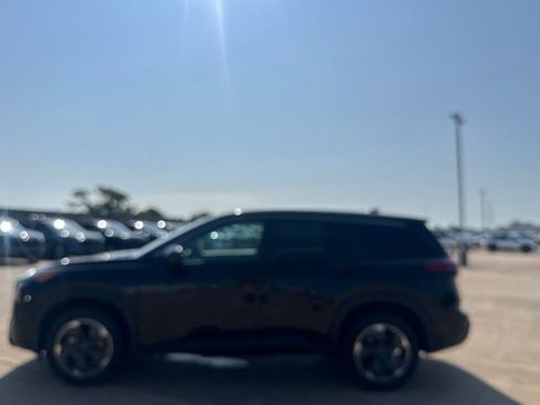 Certified 2025 Nissan Rogue SV FWD image 12