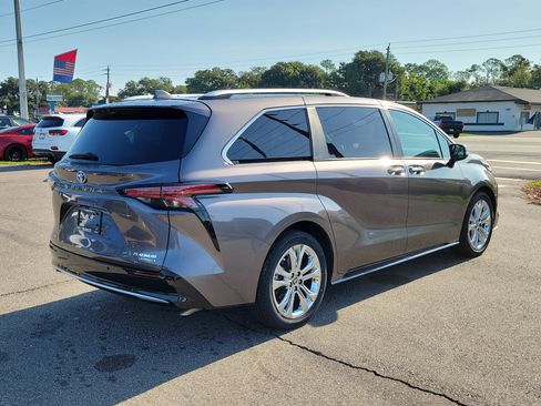 Used 2023 Toyota Sienna Platinum FWD image 6