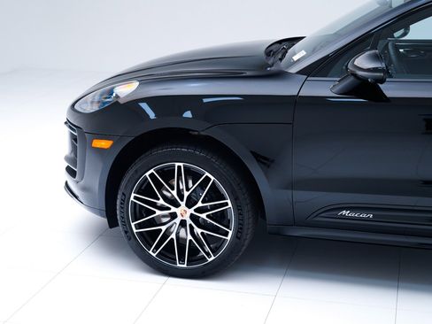 Certified 2026 Porsche Macan AWD/4WD image 11