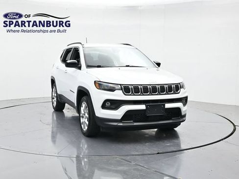 Used 2023 Jeep Compass Latitude AWD/4WD image 4