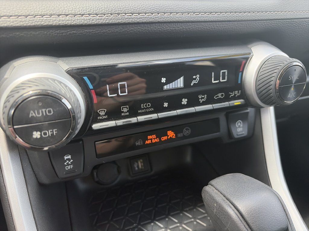 Used 2025 Toyota RAV4 XLE FWD image 24