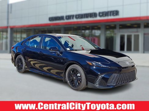 Used 2026 Toyota Camry SE image 1