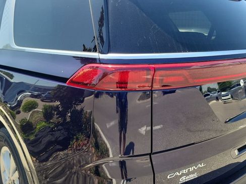 Used 2024 Kia Carnival LX FWD image 6