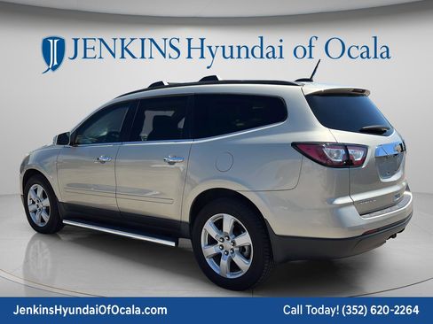 Used 2017 Chevrolet Traverse LT w/ Style and Technology Package FWD image 5
