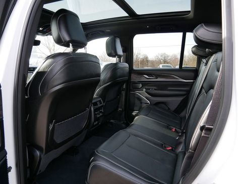 Used 2023 Jeep Grand Cherokee Overland image 12