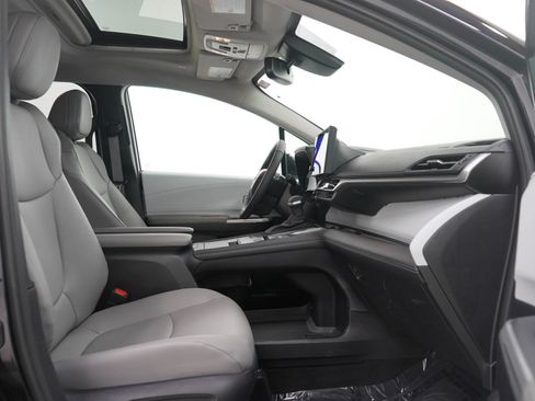 Used 2025 Toyota Sienna XLE image 11