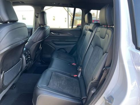 Used 2025 Jeep Grand Cherokee Altitude image 5