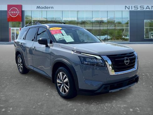 Certified 2025 Nissan Pathfinder SL FWD image 3