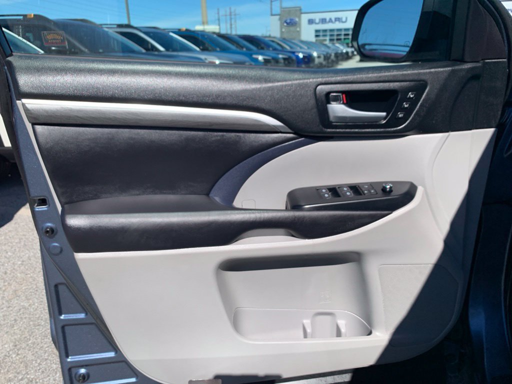 Used 2017 Toyota Highlander Limited Platinum w/ Carpet Mat Package AWD/4WD image 17