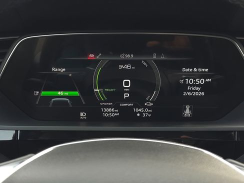 Used 2024 Audi Q8 e-tron Premium Plus image 31