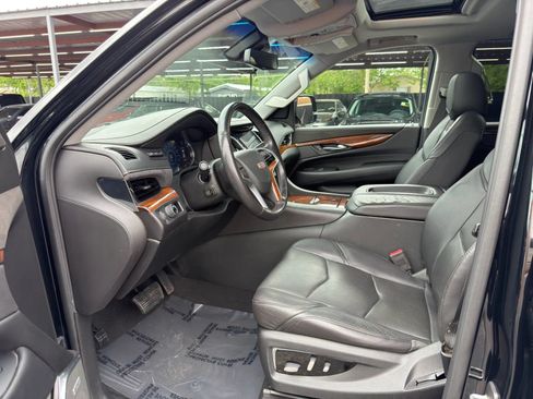 Used 2018 Cadillac Escalade Luxury RWD image 16