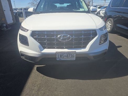 Used 2025 Hyundai Venue SEL FWD image 2