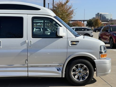 Used 2019 Chevrolet Express 2500 w/ Enhanced Convenience Package image 12