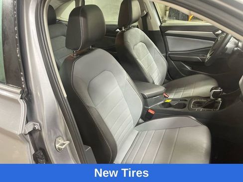 Used 2025 Volkswagen Jetta SE image 24