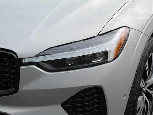 Used 2024 Volvo XC60 B5 Plus image 11