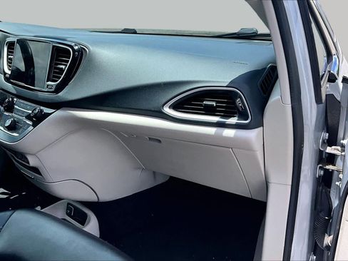 Used 2023 Chrysler Pacifica Touring-L FWD image 19