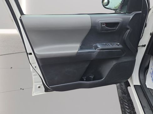 Used 2017 Toyota Tacoma SR image 18