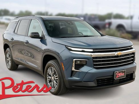 Used 2025 Chevrolet Traverse LT image 1