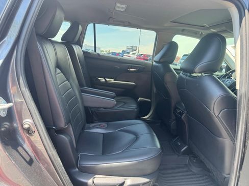 Used 2023 Toyota Highlander XLE AWD/4WD image 11