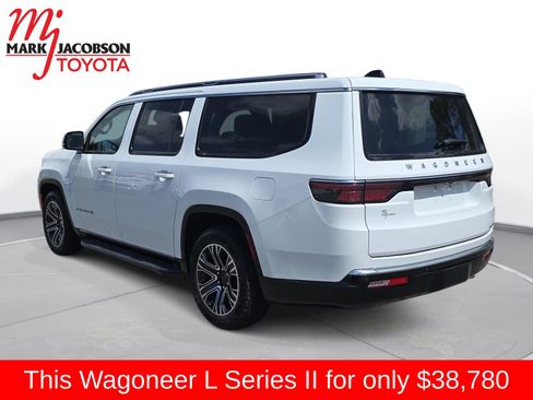 Used 2024 Jeep Wagoneer L Series II w/ Flexible Seating Group AWD/4WD image 13