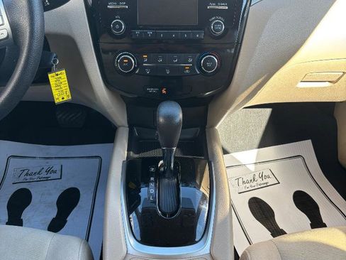 Used 2016 Nissan Rogue S w/ Appearance Package image 21