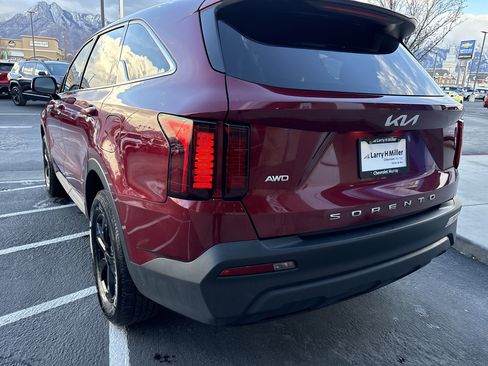Used 2022 Kia Sorento LX image 3