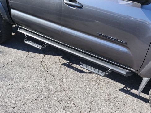 Used 2018 Toyota Tacoma TRD Sport image 12