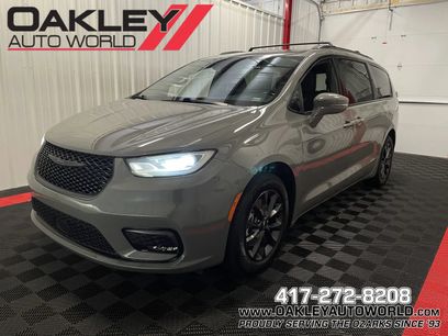 Used 2021 Chrysler Pacifica Touring w/ Uconnect Theater Family Group