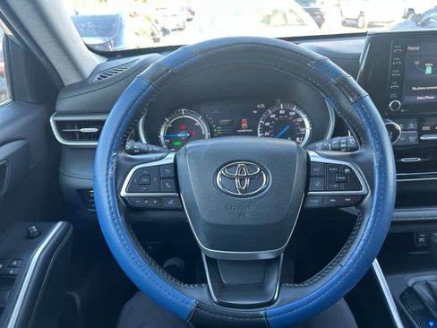 Used 2022 Toyota Highlander XLE image 12