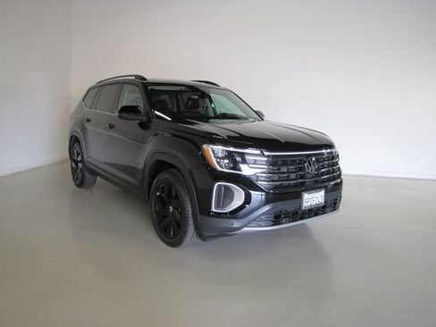 Used 2024 Volkswagen Atlas SE FWD image 3