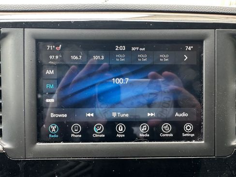 Used 2019 Chrysler Pacifica Touring-L image 4