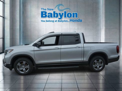 Used 2025 Honda Ridgeline TrailSport image 2