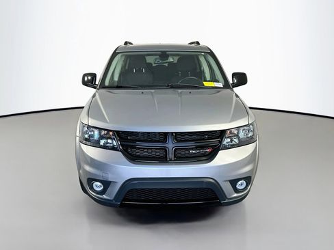 Used 2019 Dodge Journey SE w/ Connectivity Group FWD image 2