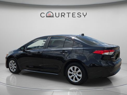 Certified 2022 Toyota Corolla LE FWD image 3