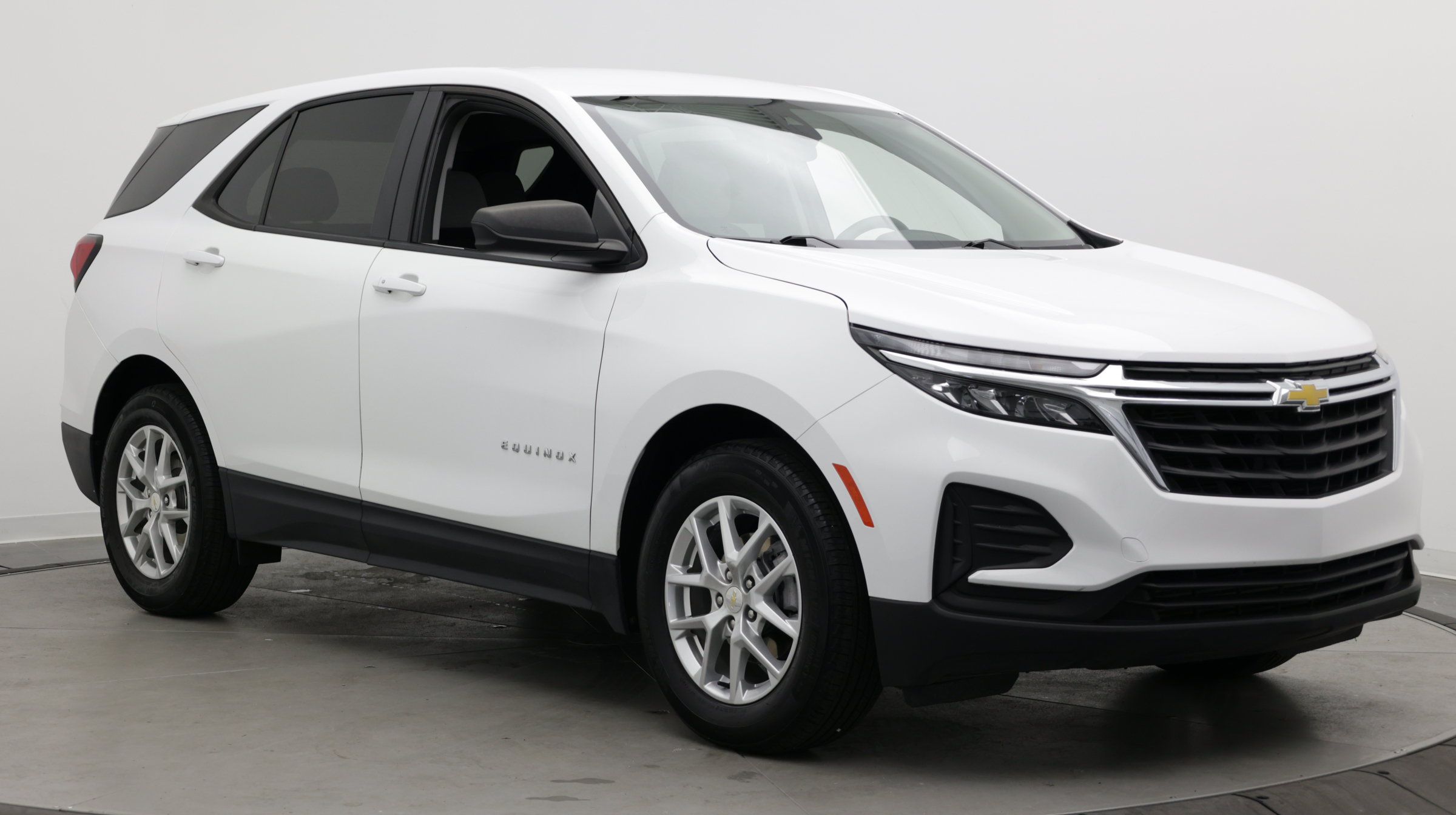 Used 2023 Chevrolet Equinox LS FWD image 3