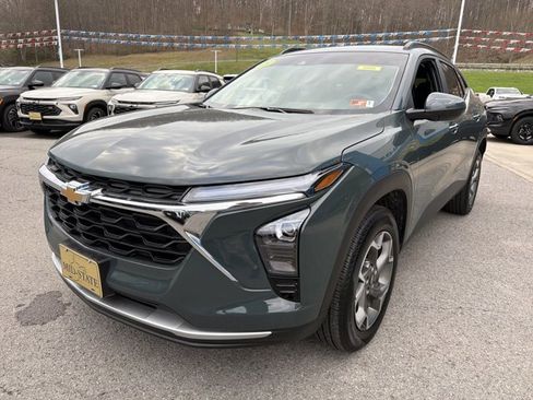 Used 2025 Chevrolet Trax LT w/ LT Convenience Package image 10